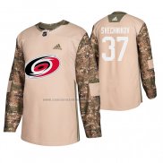 Camiseta Hockey Carolina Hurricanes Andrei Svechnikov Veterans Day Camuflaje